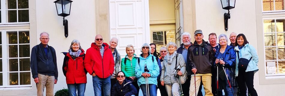 Wandergruppe vor Schloss Cappenberg