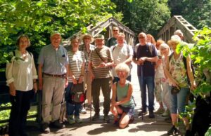 Wandergruppe auf der Wiesenbrücke