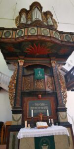 Altar mit Orgel in der lutherischen Kirche Unterburg