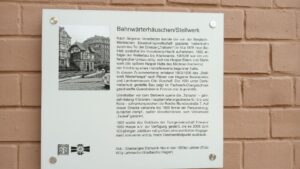 Tafel mit Erläuterungen zum ehemaligen Bahnwärterhäuschen in Haspe