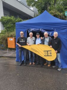 Helfer beim Standaufbau