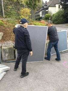 Helfer beim Standaufbau