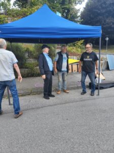 Helfer beim Standaufbau