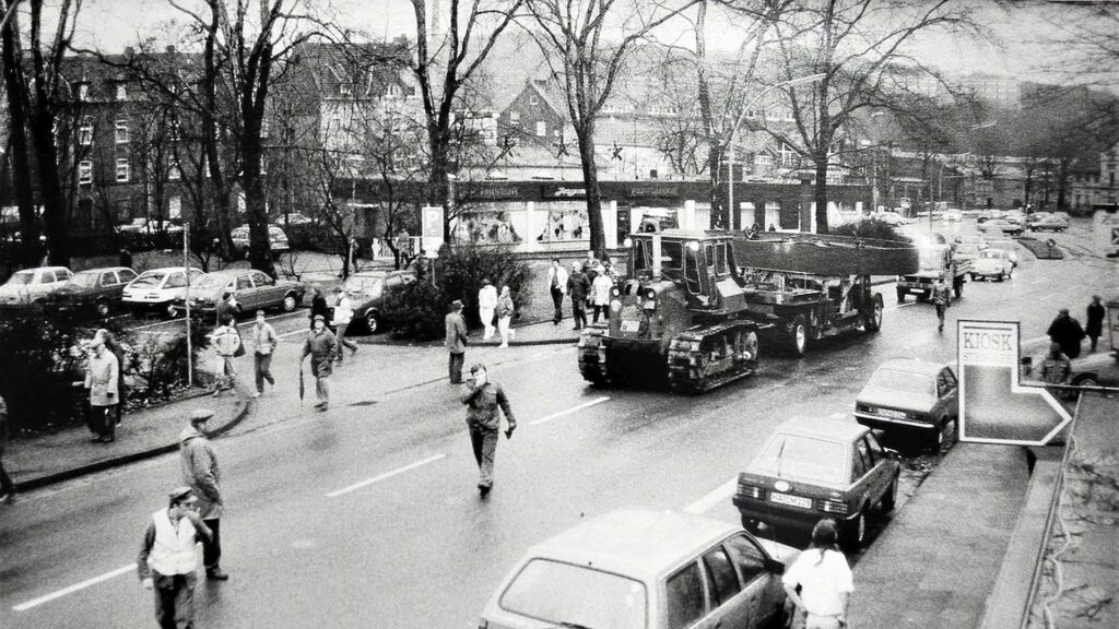 Transport des Schwungrades vom REME-Gelände mit Panzern