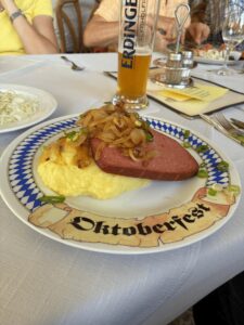 Deftiges Mittagessen