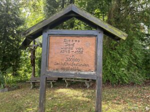 Denkmaltafel zur Errichtung des Dorfes Stübbeken