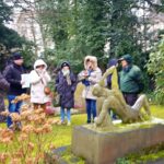 Wandergruppe auf dem Buschey-Friedhof