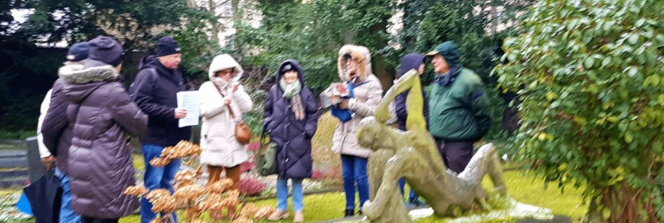 Wandergruppe auf dem Buschey-Friedhof