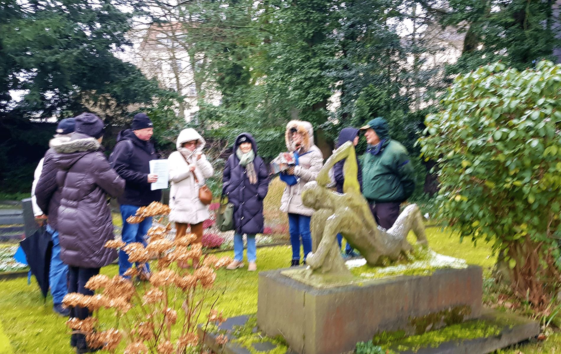 Wandergruppe auf dem Buschey-Friedhof