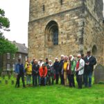 Wandergruppe an der Peterskirche in Syburg