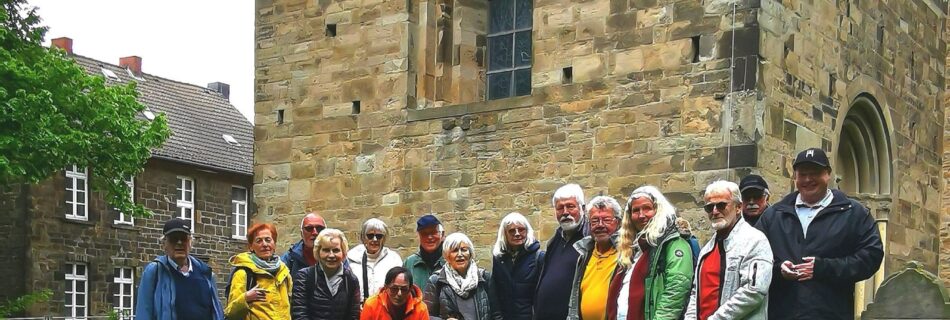Wandergruppe an der Peterskirche in Syburg