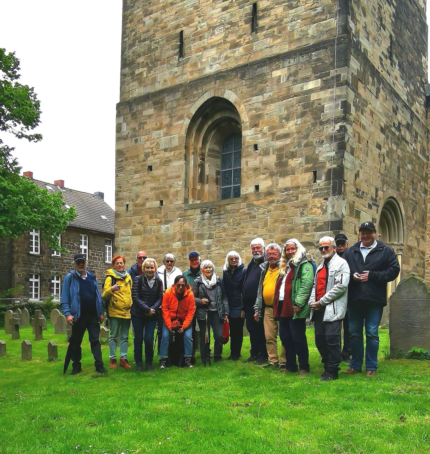 Wandergruppe an der Peterskirche in Syburg